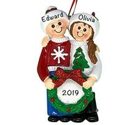 Personalised Couple Ornament 2025 - Fast & Free 24h Customisation - Ugly Sweater Christmas Tree Decoration - Laser-Engraved Gift for Him & Her, Custom Wrapped