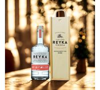 Personalised Reyka Vodka Gift Set in Wooden Box - 70 eer Hunter