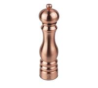 Handfest: Paris Chef Kupfer Pfeffermühle 22 cm Peugeot Mühlen sind sowohl für Chef- als auch für Hobbyköche ein unumgänglicher Küchenhelfer im Alltag. Das Paris-Modell von Peugeot gilt hier als unangefochtener Maßstab in Sachen Pfeffermühlen. Es überzeugt durch ein einfaches und handliches Design. Peugeot - Tradition seit über 200 Jahren 1812 begann die Peugeot Geschichte - zunächst mit Sägen, im Jahr 1840 kam dann die erste Mühle zum Sortiment des französischen Herstellers hinzu. Peugeot entwickelt und fertigt Produkte des täglichen Gebrauchs mit dem Ziel Benutzerfreundlichkeit und Funktionalität zu einen. Hinweis: Dieser Artikel ist ein Einzelstück. Als Einzelstücke verkaufen wir ungebrauchte und neuwertige Artikel, die KEINE Beschädigungen aufweisen. Das können zum Beispiel Auslaufmodelle, Restposten oder Retourenartikel sein. Da die Artikel zudem oft nur in begrenzter Stückzahl vorhanden sind, sind sie für den Zwischenverkauf vorbehalten. Einzelstücke sind wie alle Designerschnäppchen vom Umtausch ausgeschlossen.