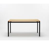 Flexible Handwerkskunst: PK52 Professor Schreibtisch von Carl Hansen and S ø n Unter den Arbeitstischen ist der PK52 eine wahre Ikone dänischen Designs. Er entstammt der Designfeder von Poul Kjærholm und wurde ursprünglich für die Royal Danish Academy of Fine Arts entworfen, um den dortigen Dozenten und Studenten hochwertige Arbeitsplätze zu bieten. Hierbei konnte Kjærholm seine Expertise als Tischler zum Einsatz bringen und entwickelte eine neue, flexible Tischstruktur, die Stahl und Holz ideal vereint. Metallhülsen trennen die Materialien optisch, um dem Design einen dynamischen, leichten Look zu verleihen. Darüber hinaus verfügt der Arbeitstisch über eine wendbare Tischplatte. So ist er für alle Anforderungen und Anlässe gewappnet und lässt sich auch wunderbar im Essbereich einsetzen. Skandinavische Handwerkskunst: Poul Kjærholm Poul Kjærholm war gelernter Zimmermann und setzte seine Studien an der Dänischen Kunstgewerbeschule fort. Er hatte ein besonderes Interesse an verschiedenen Baumaterialien, insbesondere an Stahl, den er mit der gleichen künstlerischen Feinheit wie andere natürliche Materialien betrachtete. Bei seinen Entwürfen wichen Ausschmückungen zugunsten von Klarheit und Funktion. Wenn auch nur zeitweise als Möbeldesigner tätig, erlangte Kjærholm mit seinen zeitlosen und handwerklich exzellenten Designs globalen Einfluss. Material und Format Der PK52 basiert auf einem Gestell aus schwarz pulverbeschichtetem Stahl. Bei der wendbaren Tischplatte können Sie aus verschiedenen Varianten aus Eichenfurnier oder der ebenfalls wendbaren Laminatversion in Schwarz/Grau wählen. Für extra Stauraum lässt sich der Tisch mit einem Schubladenmodul aus massivem Eichenholz konfigurieren. Die Farbe ist hierbei - passend zur ausgewählten Tischplatte - voreingestellt und daher entweder Eiche geölt oder Eiche schwarz. Der Tisch hat die Maße B 186.5 x T 85 x H 72 cm. Das Schubladenmodul misst 40 cm in der Breite, 85 cm in der Tiefe und 9 cm in der Höhe. Soll es ein bisschen weniger sein? Kein Problem! In unserem Onlineshop finden Sie auch die kleinere Variante PK52A Student .