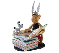 Plastoy collectible figurine: Asterix next to a stack of albums (00128)