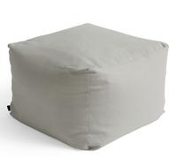 Multifunktional: Pouf Planar Hocker von Hay Der Pouf Planar Hocker macht sich als zusätzliche Sitzgelegenheit ebenso gut wie als Ottomane. Er ist aus weichem Stoff gefertigt und kann ganz leicht transportiert werden. Mit seinem unaufgeregten Look in gedeckten Naturfarben eignet er sich hervorragend für moderne Wohn-, Kinder- oder Schlafzimmer. Hay - zeitgemäße Möbel aus Dänemark Im Jahr 2002 gegründet, verfolgt der dänische Hersteller Hay das Ziel Möbel zu schaffen, die den Bedürfnissen des modernen Lebens gerecht werden und einem möglichst großen Publikum zugänglich sind. Inspiriert von den stabilen Strukturen der Architektur und den dynamischen Wendungen der Mode, kombiniert Hay die Werte der beiden Branchen und schafft langlebige und ansprechende Qualitätsprodukte. Material und Format Der Hocker wird aus 60% Baumwolle und 40% Leinen gefertigt. Er ist 59 cm breit, 59 cm tief und 40 cm hoch. Hinweis: Der Hocker ist NICHT abziehbar.