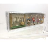 Preiser 10050 HO/OO Gauge Women Hanging Washing (5) Exclusive Figure Set