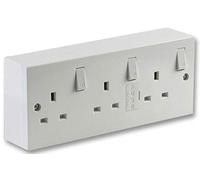 PRO ELEC PELB1625 1-Way to 3-Way Switched Socket Converter