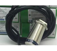Proximity Switch Telemecanique Sensor XS530B1DAL2 New ok