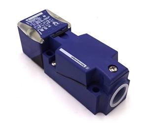 Proximity Switch XS8C4A1MPG13 Telemecanique 40x40x117mm 24-240VAC/DC Sn=20mm 2 w