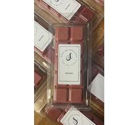 Red Roses Natural Soy Wax Melt Snap Bar. Handmade in UK. Approx 40 hours of fragrance. A strong and prominent smell associated with lemon zest, plum and crisp apple. Vegan and Animal friendly.