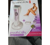 Remington WDF4840 Cordless haver with Charging Stand / Bikini Trimming Comb