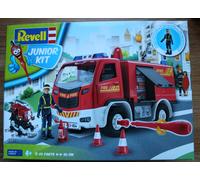 REVELL JUNIOR FIRE ENGINE MODEL KIT. 4 YEARS + No 00819. BRAND NEW IN BOX