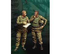 Risjc 1:35 Vietnam War US military commander discusses the battle situation resin soldier model (2 persons) unpainted unassembled miniature model kit/R09360