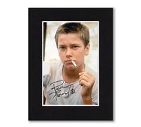 RJR PRINTS River Phoenix, Stand By Me Signed 8x6 Inch Mounted Photo With Pre Printed Autographs That Would Make A Great Gift For Any Fan And Is Ready To Be Framed.