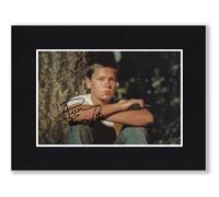 RJR PRINTS River Phoenix - Stand By Me Signed 8x6 Inch Mounted Photo With Pre Printed Autographs That Would Make A Great Gift For Any Fan And Is Ready To Be Framed.