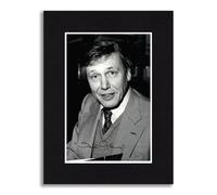 RJR PRINTS Sir David Attenborough Signed 8x6 Inch Mounted Photo With Pre Printed Autographs That Would Make A Great Gift For Any Fan & Is Ready To Be Framed.