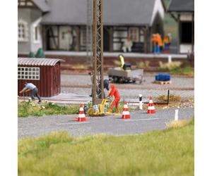 Road works with man at work and accessories HO/OO Gauge Busch 7801