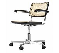 Bewegung: S 64 Atelier Drehstuhl von Thonet Ein Klassiker kommt in Bewegung - die Arbeitswelt unterliegt einem stetigen Wandel . Arbeitnehmer wechseln zwischen Home-Office, Arbeitsplatz und Arbeit unterwegs in Zug und Flugzeug hin und her. Und auch Möbelklassiker müssen flexibler werden. Thonet hat sich das zu Herzen genommen und einer Ikone des klassischen Möbeldesigns Räder verpasst. De r S 64 von Marcel Breuer ist nun in der Atelierversion verfügbar und damit mobil als Drehstuhl mit einem Zentralfuß auf Rollen unterwegs. Der Schweizer Designer Christophe Marchand hat diese Neugestaltung eines Designklassikers begleitet und sich mit viel Sensibilität und Respekt vor der originalen Gestaltungsidee dieser Aufgabe gewidmet. Marcel Breuer - Visionär Nach einem abgebrochenen Kunststudium, wechselte Marcel Breuer an das staatliche Bauhaus Weimar und studierte dort von 1920 bis 1924. Nach dem Umzug nach Dessau übernahm er von 1925 bis 1928 die Leitung der bekannten Gestaltungsschule . Konstruktivismus prägte seinen Stil und er entwickelte visionäre Möbelentwürfe aus Stahlrohr . Heute gilt er als einer der bedeutendsten Architekten und Gestalter der Moderne . Material und Format Das Gestell mit dem fünfstrahligen Fußkreuz besteht aus Aluminium und ist in drei Farben erhältlich: chrom, schwarz und weiß. Die Holzteile sind aus gebeizter Buche gefertigt. Sitz und Rücken sind aus einem Rohrgeflecht gefertigt unter dem sich ein Kunststoffstützgewebe befindet. Hinweis zum verwendeten Rohrgeflecht Bei dem verwendeten Rohrgeflecht handelt es sich um ein Naturprodukt. Diese Art des Geflechts wird ausschließlich im fernen Osten gefertigt und als Bahnenware aufgerollt an Thonet zugeliefert. Die Rohrgeflechtfäden werden von der in Ostasien wachsenden Rotangpalme geschält und miteinander verleimt. Da es sich um ein Naturprodukt handelt, können die Qualität und die Breite der einzelnen Fäden variieren. Stumpf wirkende Stellen sind zum Beispiel Wachstumsringe der Pflanze. Auch Wachstums- und Erntebedingungen nehmen Einfluss auf die Qualität des Geflechts. Die Fertigung der Möbel durch Thonet erfolgt mit einem hohen technischen und handwerklichen Aufwand, um ein entsprechendes Qualitätsniveau zu gewährleisten. So wird jeder Stuhl mit einer Rohrgeflechtbespannung vor dem Verlassen des Werks nochmals speziell geprüft.