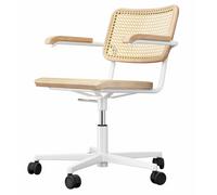 Bewegung: S 64 Atelier Drehstuhl von Thonet Ein Klassiker kommt in Bewegung - die Arbeitswelt unterliegt einem stetigen Wandel . Arbeitnehmer wechseln zwischen Home-Office, Arbeitsplatz und Arbeit unterwegs in Zug und Flugzeug hin und her. Und auch Möbelklassiker müssen flexibler werden. Thonet hat sich das zu Herzen genommen und einer Ikone des klassischen Möbeldesigns Räder verpasst. De r S 64 von Marcel Breuer ist nun in der Atelierversion verfügbar und damit mobil als Drehstuhl mit einem Zentralfuß auf Rollen unterwegs. Der Schweizer Designer Christophe Marchand hat diese Neugestaltung eines Designklassikers begleitet und sich mit viel Sensibilität und Respekt vor der originalen Gestaltungsidee dieser Aufgabe gewidmet. Marcel Breuer - Visionär Nach einem abgebrochenen Kunststudium, wechselte Marcel Breuer an das staatliche Bauhaus Weimar und studierte dort von 1920 bis 1924. Nach dem Umzug nach Dessau übernahm er von 1925 bis 1928 die Leitung der bekannten Gestaltungsschule . Konstruktivismus prägte seinen Stil und er entwickelte visionäre Möbelentwürfe aus Stahlrohr . Heute gilt er als einer der bedeutendsten Architekten und Gestalter der Moderne . Material und Format Das Gestell mit dem fünfstrahligen Fußkreuz besteht aus Aluminium und ist in drei Farben erhältlich: chrom, schwarz und weiß. Die Holzteile sind aus gebeizter Buche gefertigt. Sitz und Rücken sind aus einem Rohrgeflecht gefertigt unter dem sich ein Kunststoffstützgewebe befindet. Hinweis zum verwendeten Rohrgeflecht Bei dem verwendeten Rohrgeflecht handelt es sich um ein Naturprodukt. Diese Art des Geflechts wird ausschließlich im fernen Osten gefertigt und als Bahnenware aufgerollt an Thonet zugeliefert. Die Rohrgeflechtfäden werden von der in Ostasien wachsenden Rotangpalme geschält und miteinander verleimt. Da es sich um ein Naturprodukt handelt, können die Qualität und die Breite der einzelnen Fäden variieren. Stumpf wirkende Stellen sind zum Beispiel Wachstumsringe der Pflanze. Auch Wachstums- und Erntebedingungen nehmen Einfluss auf die Qualität des Geflechts. Die Fertigung der Möbel durch Thonet erfolgt mit einem hohen technischen und handwerklichen Aufwand, um ein entsprechendes Qualitätsniveau zu gewährleisten. So wird jeder Stuhl mit einer Rohrgeflechtbespannung vor dem Verlassen des Werks nochmals speziell geprüft.