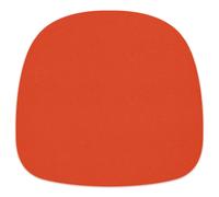 Zubehör: Sitzauflage - Filzauflage About A Chair AAC22 / AAC 22 Hey Sign Der About A Chair von Hay ist eine echte Designikone - und bestückt mit den komfortablen Sitzauflagen von Hey Sign aus Filz, die Sie hier online bestellen können, wird das Sitzen auf Ihren Designer Stühlen noch angenehmer. Das deutsche Unternehmen Hey Sign hat sich auf die Herstellung hochwertiger Sitzauflagen und Wohnaccessoires aus Filz spezialisiert. Daher können Sie bei den Sitzauflagen für den About a Chair von Hay höchste Qualität erwarten. Als Material kommt 100 % reine Schurwolle zum Einsatz, die in Deutschland sorgsam gefilzt wird. Aufgrund des Verzichts auf Chemikalien beim Herstellungsprozess konnte sich Hey Sign das Öko-Tex-100-Siegel sowie das Wollsiegel der „The Woolmark Company“ sichern. Die Hey Sign Sitzauflagen sind luftdurchlässig und hautfreundlich und werden so zur perfekten Ergänzung zu den About A Chair Stühlen . Damit die Sitzauflagen auf Ihren About A Chair Designer Stühlen nicht verrutschen, versieht Hey Sign diese an der Unterseite mit einer Antirutschbeschichtung . So bleibt alles an Ort und Stelle. Hinweis: Dieser Artikel ist ein Einzelstück. Als Einzelstücke verkaufen wir ungebrauchte und neuwertige Artikel, die KEINE Beschädigungen aufweisen. Das können zum Beispiel Auslaufmodelle, Restposten oder Retourenartikel sein. Da die Artikel zudem oft nur in begrenzter Stückzahl vorhanden sind, sind sie für den Zwischenverkauf vorbehalten. Einzelstücke sind wie alle Designerschnäppchen vom Umtausch ausgeschlossen.