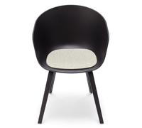 Zubehör: Sitzauflage - Filzauflage About A Chair AAC22 / AAC 22 Hey Sign Der About A Chair von Hay ist eine echte Designikone - und bestückt mit den komfortablen Sitzauflagen von Hey Sign aus Filz, die Sie hier online bestellen können, wird das Sitzen auf Ihren Designer Stühlen noch angenehmer. Das deutsche Unternehmen Hey Sign hat sich auf die Herstellung hochwertiger Sitzauflagen und Wohnaccessoires aus Filz spezialisiert. Daher können Sie bei den Sitzauflagen für den About a Chair von Hay höchste Qualität erwarten. Als Material kommt 100 % reine Schurwolle zum Einsatz, die in Deutschland sorgsam gefilzt wird. Aufgrund des Verzichts auf Chemikalien beim Herstellungsprozess konnte sich Hey Sign das Öko-Tex-100-Siegel sowie das Wollsiegel der „The Woolmark Company“ sichern. Die Hey Sign Sitzauflagen sind luftdurchlässig und hautfreundlich und werden so zur perfekten Ergänzung zu den About A Chair Stühlen . Damit die Sitzauflagen auf Ihren About A Chair Designer Stühlen nicht verrutschen, versieht Hey Sign diese an der Unterseite mit einer Antirutschbeschichtung . So bleibt alles an Ort und Stelle. Hinweis: Dieser Artikel ist ein Einzelstück. Als Einzelstücke verkaufen wir ungebrauchte und neuwertige Artikel, die KEINE Beschädigungen aufweisen. Das können zum Beispiel Auslaufmodelle, Restposten oder Retourenartikel sein. Da die Artikel zudem oft nur in begrenzter Stückzahl vorhanden sind, sind sie für den Zwischenverkauf vorbehalten. Einzelstücke sind wie alle Designerschnäppchen vom Umtausch ausgeschlossen.