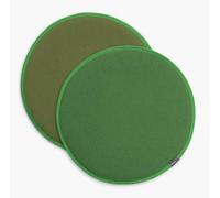 Sie sind die Universallösung für Designerstühle : Die Vitra Seat Dots von Hella Jongerius sorgen für hervorragenden Sitzkomfort . Beste Qualität Die Vitra Seat Dots werden aus dem widerstandsfähigen Stoff Plano (100 % Polyester) gefertigt und mit einer Wattierung gefüllt. Daher sind die Sitzkissen doppelt bequem. Ein witziges Detail ist, dass für Vorder- und Rückseite der Seat Dots ein andersfarbiger Stoff verwendet wird. So können Sie stets variieren - zum Beispiel zwischen Mint und Forest, Pink und Sierragrau oder Gelb und Pastellgrün. Insgesamt vierzehn Farbkombinationen stehen zur Verfügung. Wer es fröhlich-farbig mag, bestellt verschiedene Ausführungen der Seat Dots und stattet seine Essecke damit aus. Die Vitra Seat Dots sind universell einsetzbar - besonders schön wirken die Sitzkissen natürlich auf Eames Plastic Chairs oder dem legendären Panton Chair. Hella Jongerius Gestaltet wurden die Vitra Seat Dots von der renommierten Designerin Hella Jongerius . Diese ist nicht nur seit Jahren für Vitra tätig und hat einen beachtlichen Teil zu Vitras Accessoireskollektion beigetragen, sondern ihr (Farb-)Wissen in das Vitra Colour & Material Library einfließen lassen. Kein Wunder also, dass die Vitra Seat Dots so farbenfroh und perfekt abgestimmt sind. Bestellen Sie die Vitra Seat Dots in Ihren Lieblingsfarbkombinationen am besten gleich hier im Onlineshop . Die Kissen sind bei 30° waschbar.
