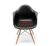 Zubehör: Sitzauflage-Filzauflage Eames Plastic Arm Chairs DAR / RAR / DAW / DAX Hey Sign Machen das Sitzen auf Ihren Eames Plastic Arm Chairs DAR, RAR, DAW und DAX von Vitra noch angenehmer: Mit den praktischen Sitzauflagen von Hey Sign aus Filz, die Sie hier genau passend für Ihre Vitra Stühle und in vielen verschiedenen Farbausführungen online bestellen können. Hey Sign ist Experte in Sachen Filzverarbeitung - kein Wunder also, dass nur 100%ige Schurwolle für die Sitzauflagen zum Einsatz kommt, die nach Öko-Tex-100 zertifiziert ist. Auch das Wollsiegel der „The Woolmark Company“ konnte sich der deutsche Hersteller sichern. Während das Filzmaterial für angenehmes und atmungsaktives Sitzen sorgt, verhindert die unten aufgebrachte Antirutschbeschichtung, dass Ihr Sitzkissen auf den Eames Stühlen verrutscht. Auf Zusatz von Chemie verzichtet Hey Sign vollständig und die Produktion findet in Deutschland statt.
