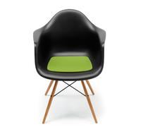 Zubehör: Sitzauflage-Filzauflage Eames Plastic Arm Chairs DAR / RAR / DAW / DAX Hey Sign Machen das Sitzen auf Ihren Eames Plastic Arm Chairs DAR, RAR, DAW und DAX von Vitra noch angenehmer: Mit den praktischen Sitzauflagen von Hey Sign aus Filz, die Sie hier genau passend für Ihre Vitra Stühle und in vielen verschiedenen Farbausführungen online bestellen können. Hey Sign ist Experte in Sachen Filzverarbeitung - kein Wunder also, dass nur 100%ige Schurwolle für die Sitzauflagen zum Einsatz kommt, die nach Öko-Tex-100 zertifiziert ist. Auch das Wollsiegel der „The Woolmark Company“ konnte sich der deutsche Hersteller sichern. Während das Filzmaterial für angenehmes und atmungsaktives Sitzen sorgt, verhindert die unten aufgebrachte Antirutschbeschichtung, dass Ihr Sitzkissen auf den Eames Stühlen verrutscht. Auf Zusatz von Chemie verzichtet Hey Sign vollständig und die Produktion findet in Deutschland statt. Hinweis: Dieser Artikel ist ein Einzelstück. Als Einzelstücke verkaufen wir ungebrauchte und neuwertige Artikel, die KEINE Beschädigungen aufweisen. Das können zum Beispiel Auslaufmodelle, Restposten oder Retourenartikel sein. Da die Artikel zudem oft nur in begrenzter Stückzahl vorhanden sind, sind sie für den Zwischenverkauf vorbehalten. Einzelstücke sind wie alle Designerschnäppchen vom Umtausch ausgeschlossen.