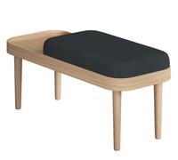 Natürlicher Charm: Serena Bank Eiche natur von novoform Diese Bank sorgt für Ruhe im Raum und eine ästhetische Atmosphäre. Egal ob Flur, Wohn- oder Essbereich, die Serena Bank gibt überall ein gutes Bild ab. Der mit Präzision gefertigte Rahmen bringt die natürliche Schönheit dieser Bank zum Vorschein. Die gepolsterte Sitzfläche bietet eine zusätzliche Schicht Komfort. Die Designphilosophie von Charlotte Høncke spiegelt sich in dieser Kollektion wider. Die Designs harmonieren nahtlos mit dem modernen Leben. Die klaren Linien, die schlichte Eleganz und die minimalistische Ausstrahlung machen sie zu einer vielseitigen Ergänzung für jeden Raum, von der gemütlichen Leseecke bis zum stilvollen Akzent im Wohnzimmer. Material und Format Die Serena Bank in Eiche natur ist aus 100% recycelten SALVAGE™-Textil, sowie Birkensperrholz und amerikanischen furniertem Eichenholz gefertigt. Die Maße beträgt H 37 cm - 42 cm x B 100 cm x T 40 cm. Die Bank kann in verschiedenen Farben erworben werden.