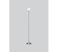 Old gut gold: Snowball Floor Stehleuchte von Northern Als moderne Version einer klassischen Bauhausleuchte ist die Snowball von Northern ein perfekter Beweis dafür, dass der futuristische und kubistische Stil der Bauhaus-Ära auch heute noch zeitgemäß ist. Das Metallgestell steht in einem angenehmen Kontrast zum Milchglas des Lampenschirms, genau wie die strengen Winkel des Sockels zu der runden Form der Kugel. Mit ihrem minimalistischen und klassischen Look ergänzt die Designleuchte eine Vielzahl von Innenräumen perfekt. Die schlanke Snowball ist zeitlos, raffiniert und auch sicher in vielen Jahrzehnten noch äußerst ansprechend. Northern - Kreatives aus dem Norden Im Norden verbindet sich der kreative Ausdruck mit traditionellem Handwerk und rauen Kontrasten. Die Marke Northern wurde in den Studios von Northern Lighting , einem Team von kreativen Designern gegründet. Sie verbinden Ästhetik mit Funktionalität und verwenden natürliche Materialien und echte Handwerkskunst zur Produktion ihrer Entwürfe. Produkte von Northern überzeugen durch ihre Einfachheit und ihr geradliniges Design . Geräuchertes Holz, gedämpfte Farben und kräftige Silhouetten erzeugen einen eleganten Touch . Northern entwirft mit dem Anspruch jedes Ambiente zu einem Unikat zu machen, und eine neue Vision des nordischen Stils zu erzeugen. Technische Details G9, LED 6W, 220V - 240 V Energieklasse: G Schirmmaterial: Mundgeblasenes Glas Schirmfarbe: Weißes Opalglas Gehäusematerial: Stahl und Aluminium oder Messing Leuchtmittel nicht im Lieferumfang enthalten Kabel: 200 cm