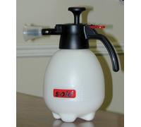 SOLO 418 2 Liter One-Hand Pressure Sprayer, Red and White