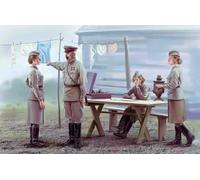 Soviet Military Service Women (1939-1942) (4 Figures) 1:35 Plastic Model Kit ICM