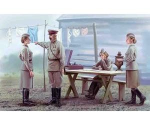 Soviet Military Service Women (1939-1942) (4 Figures) 1:35 Plastic Model Kit ICM