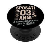 Sposati da 03 Anni e Ancora Litighiamo Per La Strada PopSockets Adhesive PopGrip