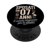 Sposati da 7 Anni e Ancora Litighiamo Per La Strada PopSockets Adhesive PopGrip