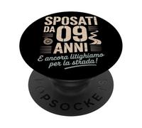 Sposati da 9 Anni e Ancora Litighiamo Per La Strada PopSockets Adhesive PopGrip