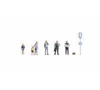 At the bus stop | Track N | Model figures | Model railway