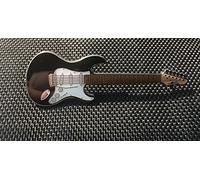 STRATOCASTER GUITAR ENAMEL PIN BADGE GREAT GIFT FOR MUSIC LOVERS (BLACK/WHIT)