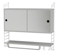 Gut aufgeräumt: String Badezimmer Wand Regalsystem C String Furniture Auch im Badezimmer will alles ordentlich verstaut und Handtücher gut aufbewahrt sein - mit den Möbeln von String Furniture ist das kein Problem, denn Sie sind wahre Ordnungsfanatiker und bieten allerlei Möglichkeiten um im Badezimmer optisch ansprechend für Ordnung zu sorgen. String Furniture - perfekte Balance Die perfekte Balance zwischen Funktionalität und Form ist das Ziel von String Furniture. Die Regalsysteme des Herstellers haben sich im Laufe der Jahre genau deshalb zu wahren Designikonen entwickelt und gelten als Beispiel für zeitloses skandinavisches Design der Moderne. 1949 schrieb der schwedische Verlag Bonniers ein Preisausschreiben aus, ein kostengünstiges, einfach zu versendendes und leicht zu montierendes Bücherregal zu entwickeln. Das Ehepaar Nils und Kajsa Strinning gewannen den Wettbewerb mit ihrem einfachen und minimalistischen Regalsystem, das sich unkompliziert an jeder Wand montieren lässt. Das war die Geburtsstunde des String-Regals. Das Design wurde in den folgenden Jahren weiter perfektioniert, um sicherzustellen, dass es nicht nur ästhetisch sondern auch funktional bleibt. Material und Format Das Designmöbelstück ist in verschiedenen Varianten erhältlich. Es misst 80 cm in der Breite, 20 cm in der Tiefe und 100 cm in der Höhe. in weiß/weiß Besteht aus: 2 x 2-pack Wandleiter H 50 x T 20 cm(Artikelnummer: SW5020-12-2) 1 x 5-pack J-Haken Metall(Artikelnummer: MSK-12-5) 1 x Schiene B 58 cm(Artikelnummer: MSR58-12-1) 1 x Schrankelement mit zwei Spiegeltüren B 78 x T 30 x H 37 cm(Artikelnummer: CM7820-12-1) 2 x Regalboden aus Metall mit niedriger Kante B 78 x T 20 cm(Artikelnummer: MSL7820-12-1) in grau/grau Besteht aus: 2 x 2-pack Wandleiter H 50 x T 20 cm (Artikelnummer: SW5020-61-2) 1 x 5-pack J-Haken Metall (Artikelnummer: MSK-61-5) 1 x Schiene B 58 cm (Artikelnummer: MSR58-61-1) 1 x Schrankelement mit zwei Spiegeltüren B 78 x T 30 x H 37 cm (Artikelnummer: CM7820-61-1) 2 x Regalboden aus Metall mit niedriger Kante B 78 x T 20 cm (Artikelnummer: MSL7820-61-1) in beige/beige Besteht aus: 2 x 2-pack Wandleiter H 50 x T 20 cm (Artikelnummer: SW5020-14-2) 1 x 5-pack J-Haken Metall (Artikelnummer: MSK-14-5) 1 x Schiene B 58 cm (Artikelnummer: MSR58-14-1) 1 x Schrankelement mit zwei Spiegeltüren B 78 x T 30 x H 37 cm (Artikelnummer: CM7820-14-1) 2 x Regalboden aus Metall mit niedriger Kante B 78 x T 20 cm (Artikelnummer: MSL7820-14-1)