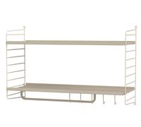 Für den Flur: String Hallway Wandregal String Furniture Diese Kombination von String bietet alles, was Sie in Ihrem Hausflur benötigen: Stauraum für Kleinigkeiten, Haken zum Aufhängen von Jacken, Mänteln, Taschen und Handtaschen und passende Kleiderhaken. Perfekte Kombination! String Furniture - perfekte Balance Die perfekte Balance zwischen Funktionalität und Form ist das Ziel von String Furniture. Die Regalsysteme des Herstellers haben sich im Laufe der Jahre genau deshalb zu wahren Designikonen entwickelt und gelten als Beispiel für zeitloses skandinavisches Design der Moderne. 1949 schrieb der schwedische Verlag Bonniers ein Preisausschreiben aus, ein kostengünstiges, einfach zu versendendes und leicht zu montierendes Bücherregal zu entwickeln. Das Ehepaar Nils und Kajsa Strinning gewannen den Wettbewerb mit ihrem einfachen und minimalistischen Regalsystem, das sich unkompliziert an jeder Wand montieren lässt. Das war die Geburtsstunde des String-Regals. Das Design wurde in den folgenden Jahren weiter perfektioniert, um sicherzustellen, dass es nicht nur ästhetisch sondern auch funktional bleibt. Besteht aus: zwei Regalleitern H 50 x T 30 cm in Weiß zwei Regalböden aus Metall mit niedriger Kante B 58 x T 30 cm in Weiß eine Aufbewahrungsbox B 20 x T 8 x H 8 cm in Beige eine Stange B 58 cm in Weiß vier Kleiderbügel in Weiß fünf Haken in Weiß zwei S-Haken aus Edelstahl Hinweis: Dieser Artikel ist ein Einzelstück. Als Einzelstücke verkaufen wir ungebrauchte und neuwertige Artikel, die KEINE Beschädigungen aufweisen. Das können zum Beispiel Auslaufmodelle, Restposten oder Retourenartikel sein. Da die Artikel zudem oft nur in begrenzter Stückzahl vorhanden sind, sind sie für den Zwischenverkauf vorbehalten. Einzelstücke sind wie alle Designerschnäppchen vom Umtausch ausgeschlossen.