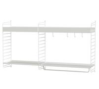 Ordnung muss sein: String Küche Wand Regalsystem A String Furniture Ob Gewürze, Geschirr oder Lebensmittel - auch in der Küche muss alles einen Platz haben. Die formschönen Regallösungen von String Furniture lassen sich vielseitig einsetzen und bereichern jede Küche, egal wie groß diese ist. String Furniture - perfekte Balance Die perfekte Balance zwischen Funktionalität und Form ist das Ziel von String Furniture. Die Regalsysteme des Herstellers haben sich im Laufe der Jahre genau deshalb zu wahren Designikonen entwickelt und gelten als Beispiel für zeitloses skandinavisches Design der Moderne. 1949 schrieb der schwedische Verlag Bonniers ein Preisausschreiben aus, ein kostengünstiges, einfach zu versendendes und leicht zu montierendes Bücherregal zu entwickeln. Das Ehepaar Nils und Kajsa Strinning gewannen den Wettbewerb mit ihrem einfachen und minimalistischen Regalsystem, das sich unkompliziert an jeder Wand montieren lässt. Das war die Geburtsstunde des String-Regals. Das Design wurde in den folgenden Jahren weiter perfektioniert, um sicherzustellen, dass es nicht nur ästhetisch sondern auch funktional bleibt. Material und Format Das Designmöbelstück ist in verschiedenen Varianten erhältlich. Es misst 140 cm in der Breite, 30 cm in der Tiefe und 75 cm in der Höhe. in weiß/weiß Besteht aus: 1 x 2-pack Wandleiter H 75 x T 30 cm(Artikelnummer:SW7530-12-2) 1 x Wandleiter H 75 x T 30 cm(Artikelnummer: SW7530-12-1) 1 x Regalboden aus Metall mit hoher Kante B 78 x T 30 cm(Artikelnummer: MSH7830-12-1) 1 x Regalboden aus Metall mit hoher Kante B 58 x T 30 cm(Artikelnummer: MSH5830-12-1) 1 x 5-pack J-Haken Metall(Artikelnummer: MSK-12-5) 1 x Regalboden aus Metall mit niedriger Kante B 78 x T 30 cm(Artikelnummer: MSL7830-12-1) 1 x Regalboden aus Metall mit niedriger Kante B 58 x T 30 cm(Artikelnummer: MSL5830-12-1) 1 x Schiene B 78 cm(Artikelnummer: MSR78-12-1) in grau/grau Besteht aus: 1 x 2-pack Wandleiter H 75 x T 30 cm(Artikelnummer:SW7530-61-2) 1 x Wandleiter H 75 x T 30 cm(Artikelnummer: SW7530-61-1) 1 x Regalboden aus Metall mit hoher Kante B 78 x T 30 cm(Artikelnummer: MSH7830-61-1) 1 x Regalboden aus Metall mit hoher Kante B 58 x T 30 cm(Artikelnummer: MSH5830-61-1) 1 x 5-pack J-Haken Metall(Artikelnummer: MSK-61-5) 1 x Regalboden aus Metall mit niedriger Kante B 78 x T 30 cm(Artikelnummer: MSL7830-61-1) 1 x Regalboden aus Metall mit niedriger Kante B 58 x T 30 cm(Artikelnummer: MSL5830-61-1) 1 x Schiene B 78 cm(Artikelnummer: MSR78-61-1) in beige/beige Besteht aus: 1 x 2-pack Wandleiter H 75 x T 30 cm(Artikelnummer:SW7530-14-2) 1 x Wandleiter H 75 x T 30 cm(Artikelnummer: SW7530-14-1) 1 x Regalboden aus Metall mit hoher Kante B 78 x T 30 cm(Artikelnummer: MSH7830-14-1) 1 x Regalboden aus Metall mit hoher Kante B 58 x T 30 cm(Artikelnummer: MSH5830-14-1) 1 x 5-pack J-Haken Metall(Artikelnummer: MSK-14-5) 1 x Regalboden aus Metall mit niedriger Kante B 78 x T 30 cm(Artikelnummer: MSL7830-14-1) 1 x Regalboden aus Metall mit niedriger Kante B 58 x T 30 cm(Artikelnummer: MSL5830-14-1) 1 x Schiene B 78 cm(Artikelnummer: MSR78-14-1) in schwarz/schwarz Besteht aus: 1 x 2-pack Wandleiter H 75 x T 30 cm(Artikelnummer:SW7530-13-2) 1 x Wandleiter H 75 x T 30 cm(Artikelnummer: SW7530-13-1) 1 x Regalboden aus Metall mit hoher Kante B 78 x T 30 cm(Artikelnummer: MSH7830-13-1) 1 x Regalboden aus Metall mit hoher Kante B 58 x T 30 cm(Artikelnummer: MSH5830-13-1) 1 x 5-pack J-Haken Metall(Artikelnummer: MSK-13-5) 1 x Regalboden aus Metall mit niedriger Kante B 78 x T 30 cm(Artikelnummer: MSL7830-13-1) 1 x Regalboden aus Metall mit niedriger Kante B 58 x T 30 cm(Artikelnummer: MSL5830-13-1) 1 x Schiene B 78 cm(Artikelnummer: MSR78-13-1)