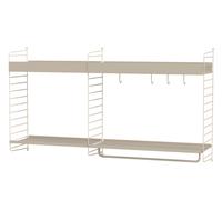 Ordnung muss sein: String Küche Wand Regalsystem A String Furniture Ob Gewürze, Geschirr oder Lebensmittel - auch in der Küche muss alles einen Platz haben. Die formschönen Regallösungen von String Furniture lassen sich vielseitig einsetzen und bereichern jede Küche, egal wie groß diese ist. String Furniture - perfekte Balance Die perfekte Balance zwischen Funktionalität und Form ist das Ziel von String Furniture. Die Regalsysteme des Herstellers haben sich im Laufe der Jahre genau deshalb zu wahren Designikonen entwickelt und gelten als Beispiel für zeitloses skandinavisches Design der Moderne. 1949 schrieb der schwedische Verlag Bonniers ein Preisausschreiben aus, ein kostengünstiges, einfach zu versendendes und leicht zu montierendes Bücherregal zu entwickeln. Das Ehepaar Nils und Kajsa Strinning gewannen den Wettbewerb mit ihrem einfachen und minimalistischen Regalsystem, das sich unkompliziert an jeder Wand montieren lässt. Das war die Geburtsstunde des String-Regals. Das Design wurde in den folgenden Jahren weiter perfektioniert, um sicherzustellen, dass es nicht nur ästhetisch sondern auch funktional bleibt. Material und Format Das Designmöbelstück ist in verschiedenen Varianten erhältlich. Es misst 140 cm in der Breite, 30 cm in der Tiefe und 75 cm in der Höhe. in weiß/weiß Besteht aus: 1 x 2-pack Wandleiter H 75 x T 30 cm(Artikelnummer:SW7530-12-2) 1 x Wandleiter H 75 x T 30 cm(Artikelnummer: SW7530-12-1) 1 x Regalboden aus Metall mit hoher Kante B 78 x T 30 cm(Artikelnummer: MSH7830-12-1) 1 x Regalboden aus Metall mit hoher Kante B 58 x T 30 cm(Artikelnummer: MSH5830-12-1) 1 x 5-pack J-Haken Metall(Artikelnummer: MSK-12-5) 1 x Regalboden aus Metall mit niedriger Kante B 78 x T 30 cm(Artikelnummer: MSL7830-12-1) 1 x Regalboden aus Metall mit niedriger Kante B 58 x T 30 cm(Artikelnummer: MSL5830-12-1) 1 x Schiene B 78 cm(Artikelnummer: MSR78-12-1) in grau/grau Besteht aus: 1 x 2-pack Wandleiter H 75 x T 30 cm(Artikelnummer:SW7530-61-2) 1 x Wandleiter H 75 x T 30 cm(Artikelnummer: SW7530-61-1) 1 x Regalboden aus Metall mit hoher Kante B 78 x T 30 cm(Artikelnummer: MSH7830-61-1) 1 x Regalboden aus Metall mit hoher Kante B 58 x T 30 cm(Artikelnummer: MSH5830-61-1) 1 x 5-pack J-Haken Metall(Artikelnummer: MSK-61-5) 1 x Regalboden aus Metall mit niedriger Kante B 78 x T 30 cm(Artikelnummer: MSL7830-61-1) 1 x Regalboden aus Metall mit niedriger Kante B 58 x T 30 cm(Artikelnummer: MSL5830-61-1) 1 x Schiene B 78 cm(Artikelnummer: MSR78-61-1) in beige/beige Besteht aus: 1 x 2-pack Wandleiter H 75 x T 30 cm(Artikelnummer:SW7530-14-2) 1 x Wandleiter H 75 x T 30 cm(Artikelnummer: SW7530-14-1) 1 x Regalboden aus Metall mit hoher Kante B 78 x T 30 cm(Artikelnummer: MSH7830-14-1) 1 x Regalboden aus Metall mit hoher Kante B 58 x T 30 cm(Artikelnummer: MSH5830-14-1) 1 x 5-pack J-Haken Metall(Artikelnummer: MSK-14-5) 1 x Regalboden aus Metall mit niedriger Kante B 78 x T 30 cm(Artikelnummer: MSL7830-14-1) 1 x Regalboden aus Metall mit niedriger Kante B 58 x T 30 cm(Artikelnummer: MSL5830-14-1) 1 x Schiene B 78 cm(Artikelnummer: MSR78-14-1) in schwarz/schwarz Besteht aus: 1 x 2-pack Wandleiter H 75 x T 30 cm(Artikelnummer:SW7530-13-2) 1 x Wandleiter H 75 x T 30 cm(Artikelnummer: SW7530-13-1) 1 x Regalboden aus Metall mit hoher Kante B 78 x T 30 cm(Artikelnummer: MSH7830-13-1) 1 x Regalboden aus Metall mit hoher Kante B 58 x T 30 cm(Artikelnummer: MSH5830-13-1) 1 x 5-pack J-Haken Metall(Artikelnummer: MSK-13-5) 1 x Regalboden aus Metall mit niedriger Kante B 78 x T 30 cm(Artikelnummer: MSL7830-13-1) 1 x Regalboden aus Metall mit niedriger Kante B 58 x T 30 cm(Artikelnummer: MSL5830-13-1) 1 x Schiene B 78 cm(Artikelnummer: MSR78-13-1)