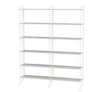 Moderne Wohnwand: String Wohnzimmer Wand Regalsystem Q String Furniture Mit den Regalsystemen von String Furniture haben Sie alles, was Sie für eine moderne und flexible Einrichtung benötigen. Die Designregale wachsen unkompliziert mit und lassen sich bei jedem Umzug erweitern oder verkleinern. Ganz nach Ihrem Geschmack! String Furniture - perfekte Balance Die perfekte Balance zwischen Funktionalität und Form ist das Ziel von String Furniture. Die Regalsysteme des Herstellers haben sich im Laufe der Jahre genau deshalb zu wahren Designikonen entwickelt und gelten als Beispiel für zeitloses skandinavisches Design der Moderne. 1949 schrieb der schwedische Verlag Bonniers ein Preisausschreiben aus, ein kostengünstiges, einfach zu versendendes und leicht zu montierendes Bücherregal zu entwickeln. Das Ehepaar Nils und Kajsa Strinning gewannen den Wettbewerb mit ihrem einfachen und minimalistischen Regalsystem, das sich unkompliziert an jeder Wand montieren lässt. Das war die Geburtsstunde des String-Regals. Das Design wurde in den folgenden Jahren weiter perfektioniert, um sicherzustellen, dass es nicht nur ästhetisch sondern auch funktional bleibt. Material und Format Das Designmöbelstück ist in verschiedenen Varianten erhältlich. Es misst 220 cm in der Breite, 30 cm in der Tiefe und 200 cm in der Höhe. in weiß/weiß Besteht aus: 2 x 2-pack Wandleiter H 200 x T 30 cm(Artikelnummer: (SF20030-12-2) 3 x 3-pack Regalboden B 78 x T 30 cm(Artikelnummer: (7830-12-3) 2 x Regalboden aus Metall mit niedriger Kante B 78 x T 30 cm ( MSL7830-12-1 ) 1 x Regalboden aus Metall mit niedriger Kante B 58 x T 30 cm ( MSL5830-12-1) 1 x 3-pack Regalboden B 58 x T 30 cm (5830-12-3) 2 x Medienablage B 58 x T 30 cm (5847-12-1) 1 x Schrankelement mit Schwenktür B 58 x T 30 x H 42 cm (CSD5830-12-1) in grau/grau Besteht aus: 2 x 2-pack Wandleiter H 200 x T 30 cm(Artikelnummer: (SF20030-61-2) 3 x 3-pack Regalboden B 78 x T 30 cm(Artikelnummer: (7830-61-3) 2 x Regalboden aus Metall mit niedriger Kante B 78 x T 30 cm ( MSL7830-61-1 ) 1 x Regalboden aus Metall mit niedriger Kante B 58 x T 30 cm ( MSL5830-61-1) 1 x 3-pack Regalboden B 58 x T 30 cm (5830-61-3) 2 x Medienablage B 58 x T 30 cm (5847-12-1) 1 x Schrankelement mit Schwenktür B 58 x T 30 x H 42 cm (CSD5830-61-1) in weiß/beige Besteht aus: 2 x 2-pack Wandleiter H 200 x T 30 cm(Artikelnummer: (SF20030-14-2) 3 x 3-pack Regalboden B 78 x T 30 cm(Artikelnummer: (7830-12-3) 2 x Regalboden aus Metall mit niedriger Kante B 78 x T 30 cm ( MSL7830-12-1 ) 1 x Regalboden aus Metall mit niedriger Kante B 58 x T 30 cm ( MSL5830-12-1) 1 x 3-pack Regalboden B 58 x T 30 cm (5830-12-3) 2 x Medienablage B 58 x T 30 cm (5847-12-1) 1 x Schrankelement mit Schwenktür B 58 x T 30 x H 42 cm (CSD5830-12-1) in beige/beige Besteht aus: 2 x 2-pack Wandleiter H 200 x T 30 cm(Artikelnummer: (SF20030-14-2) 3 x 3-pack Regalboden B 78 x T 30 cm(Artikelnummer: (7830-14-3) 2 x Regalboden aus Metall mit niedriger Kante B 78 x T 30 cm ( MSL7830-14-1 ) 1 x Regalboden aus Metall mit niedriger Kante B 58 x T 30 cm ( MSL5830-14-1) 1 x 3-pack Regalboden B 58 x T 30 cm (5830-14-3) 2 x Medienablage B 58 x T 30 cm (5847-12-1) 1 x Schrankelement mit Schwenktür B 58 x T 30 x H 42 cm (CSD5830-14-1)