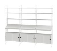 Moderne Wohnwand: String Wohnzimmer Wand Regalsystem Q String Furniture Mit den Regalsystemen von String Furniture haben Sie alles, was Sie für eine moderne und flexible Einrichtung benötigen. Die Designregale wachsen unkompliziert mit und lassen sich bei jedem Umzug erweitern oder verkleinern. Ganz nach Ihrem Geschmack! String Furniture - perfekte Balance Die perfekte Balance zwischen Funktionalität und Form ist das Ziel von String Furniture. Die Regalsysteme des Herstellers haben sich im Laufe der Jahre genau deshalb zu wahren Designikonen entwickelt und gelten als Beispiel für zeitloses skandinavisches Design der Moderne. 1949 schrieb der schwedische Verlag Bonniers ein Preisausschreiben aus, ein kostengünstiges, einfach zu versendendes und leicht zu montierendes Bücherregal zu entwickeln. Das Ehepaar Nils und Kajsa Strinning gewannen den Wettbewerb mit ihrem einfachen und minimalistischen Regalsystem, das sich unkompliziert an jeder Wand montieren lässt. Das war die Geburtsstunde des String-Regals. Das Design wurde in den folgenden Jahren weiter perfektioniert, um sicherzustellen, dass es nicht nur ästhetisch sondern auch funktional bleibt. Material und Format Das Designmöbelstück ist in verschiedenen Varianten erhältlich. Es misst 220 cm in der Breite, 30 cm in der Tiefe und 200 cm in der Höhe. in weiß/weiß Besteht aus: 2 x 2-pack Wandleiter H 200 x T 30 cm(Artikelnummer: (SF20030-12-2) 3 x 3-pack Regalboden B 78 x T 30 cm(Artikelnummer: (7830-12-3) 2 x Regalboden aus Metall mit niedriger Kante B 78 x T 30 cm ( MSL7830-12-1 ) 1 x Regalboden aus Metall mit niedriger Kante B 58 x T 30 cm ( MSL5830-12-1) 1 x 3-pack Regalboden B 58 x T 30 cm (5830-12-3) 2 x Medienablage B 58 x T 30 cm (5847-12-1) 1 x Schrankelement mit Schwenktür B 58 x T 30 x H 42 cm (CSD5830-12-1) in grau/grau Besteht aus: 2 x 2-pack Wandleiter H 200 x T 30 cm(Artikelnummer: (SF20030-61-2) 3 x 3-pack Regalboden B 78 x T 30 cm(Artikelnummer: (7830-61-3) 2 x Regalboden aus Metall mit niedriger Kante B 78 x T 30 cm ( MSL7830-61-1 ) 1 x Regalboden aus Metall mit niedriger Kante B 58 x T 30 cm ( MSL5830-61-1) 1 x 3-pack Regalboden B 58 x T 30 cm (5830-61-3) 2 x Medienablage B 58 x T 30 cm (5847-12-1) 1 x Schrankelement mit Schwenktür B 58 x T 30 x H 42 cm (CSD5830-61-1) in weiß/beige Besteht aus: 2 x 2-pack Wandleiter H 200 x T 30 cm(Artikelnummer: (SF20030-14-2) 3 x 3-pack Regalboden B 78 x T 30 cm(Artikelnummer: (7830-12-3) 2 x Regalboden aus Metall mit niedriger Kante B 78 x T 30 cm ( MSL7830-12-1 ) 1 x Regalboden aus Metall mit niedriger Kante B 58 x T 30 cm ( MSL5830-12-1) 1 x 3-pack Regalboden B 58 x T 30 cm (5830-12-3) 2 x Medienablage B 58 x T 30 cm (5847-12-1) 1 x Schrankelement mit Schwenktür B 58 x T 30 x H 42 cm (CSD5830-12-1) in beige/beige Besteht aus: 2 x 2-pack Wandleiter H 200 x T 30 cm(Artikelnummer: (SF20030-14-2) 3 x 3-pack Regalboden B 78 x T 30 cm(Artikelnummer: (7830-14-3) 2 x Regalboden aus Metall mit niedriger Kante B 78 x T 30 cm ( MSL7830-14-1 ) 1 x Regalboden aus Metall mit niedriger Kante B 58 x T 30 cm ( MSL5830-14-1) 1 x 3-pack Regalboden B 58 x T 30 cm (5830-14-3) 2 x Medienablage B 58 x T 30 cm (5847-12-1) 1 x Schrankelement mit Schwenktür B 58 x T 30 x H 42 cm (CSD5830-14-1)
