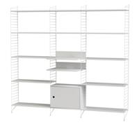 Moderne Wohnwand: String Wohnzimmer Wand Regalsystem Q String Furniture Mit den Regalsystemen von String Furniture haben Sie alles, was Sie für eine moderne und flexible Einrichtung benötigen. Die Designregale wachsen unkompliziert mit und lassen sich bei jedem Umzug erweitern oder verkleinern. Ganz nach Ihrem Geschmack! String Furniture - perfekte Balance Die perfekte Balance zwischen Funktionalität und Form ist das Ziel von String Furniture. Die Regalsysteme des Herstellers haben sich im Laufe der Jahre genau deshalb zu wahren Designikonen entwickelt und gelten als Beispiel für zeitloses skandinavisches Design der Moderne. 1949 schrieb der schwedische Verlag Bonniers ein Preisausschreiben aus, ein kostengünstiges, einfach zu versendendes und leicht zu montierendes Bücherregal zu entwickeln. Das Ehepaar Nils und Kajsa Strinning gewannen den Wettbewerb mit ihrem einfachen und minimalistischen Regalsystem, das sich unkompliziert an jeder Wand montieren lässt. Das war die Geburtsstunde des String-Regals. Das Design wurde in den folgenden Jahren weiter perfektioniert, um sicherzustellen, dass es nicht nur ästhetisch sondern auch funktional bleibt. Material und Format Das Designmöbelstück ist in verschiedenen Varianten erhältlich. Es misst 220 cm in der Breite, 30 cm in der Tiefe und 200 cm in der Höhe. in weiß/weiß Besteht aus: 2 x 2-pack Wandleiter H 200 x T 30 cm(Artikelnummer: (SF20030-12-2) 3 x 3-pack Regalboden B 78 x T 30 cm(Artikelnummer: (7830-12-3) 2 x Regalboden aus Metall mit niedriger Kante B 78 x T 30 cm ( MSL7830-12-1 ) 1 x Regalboden aus Metall mit niedriger Kante B 58 x T 30 cm ( MSL5830-12-1) 1 x 3-pack Regalboden B 58 x T 30 cm (5830-12-3) 2 x Medienablage B 58 x T 30 cm (5847-12-1) 1 x Schrankelement mit Schwenktür B 58 x T 30 x H 42 cm (CSD5830-12-1) in grau/grau Besteht aus: 2 x 2-pack Wandleiter H 200 x T 30 cm(Artikelnummer: (SF20030-61-2) 3 x 3-pack Regalboden B 78 x T 30 cm(Artikelnummer: (7830-61-3) 2 x Regalboden aus Metall mit niedriger Kante B 78 x T 30 cm ( MSL7830-61-1 ) 1 x Regalboden aus Metall mit niedriger Kante B 58 x T 30 cm ( MSL5830-61-1) 1 x 3-pack Regalboden B 58 x T 30 cm (5830-61-3) 2 x Medienablage B 58 x T 30 cm (5847-12-1) 1 x Schrankelement mit Schwenktür B 58 x T 30 x H 42 cm (CSD5830-61-1) in weiß/beige Besteht aus: 2 x 2-pack Wandleiter H 200 x T 30 cm(Artikelnummer: (SF20030-14-2) 3 x 3-pack Regalboden B 78 x T 30 cm(Artikelnummer: (7830-12-3) 2 x Regalboden aus Metall mit niedriger Kante B 78 x T 30 cm ( MSL7830-12-1 ) 1 x Regalboden aus Metall mit niedriger Kante B 58 x T 30 cm ( MSL5830-12-1) 1 x 3-pack Regalboden B 58 x T 30 cm (5830-12-3) 2 x Medienablage B 58 x T 30 cm (5847-12-1) 1 x Schrankelement mit Schwenktür B 58 x T 30 x H 42 cm (CSD5830-12-1) in beige/beige Besteht aus: 2 x 2-pack Wandleiter H 200 x T 30 cm(Artikelnummer: (SF20030-14-2) 3 x 3-pack Regalboden B 78 x T 30 cm(Artikelnummer: (7830-14-3) 2 x Regalboden aus Metall mit niedriger Kante B 78 x T 30 cm ( MSL7830-14-1 ) 1 x Regalboden aus Metall mit niedriger Kante B 58 x T 30 cm ( MSL5830-14-1) 1 x 3-pack Regalboden B 58 x T 30 cm (5830-14-3) 2 x Medienablage B 58 x T 30 cm (5847-12-1) 1 x Schrankelement mit Schwenktür B 58 x T 30 x H 42 cm (CSD5830-14-1)