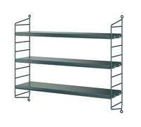 Praktischer Minimalismus: String Pocket Regal von String Furniture String Pocket ist mehr als nur ein guter Anfang - das Regal ist ein Komplettpaket aus zwei Paneelen und drei Regalböden . Die Auswahl zwischen einer Vielzahl von Farb- und Materialvarianten ermöglicht die perfekte Ergänzung von Innenräumen der unterschiedlichsten Stilrichtungen . Das Konzept lässt sich leicht um weitere Teile ergänzen, so dass das Regalsystem stetig mit Ihren Lebensumständen mitwächst und sie gern ein Leben lang begleitet. String Furniture - perfekte Balance Die perfekte Balance zwischen Funktionalität und Form ist das Ziel von String Furniture. Die Regalsysteme des Herstellers haben sich im Laufe der Jahre genau deshalb zu wahren Designikonen entwickelt und gelten als Beispiel für zeitloses skandinavisches Design der Moderne . 1949 schrieb der schwedische Verlag Bonniers ein Preisausschreiben aus, ein kostengünstiges, einfach zu versendendes und leicht zu montierendes Bücherregal zu entwickeln. Das Ehepaar Nils und Kajsa Strinning gewannen den Wettbewerb mit ihrem einfachen und minimalistischen Regalsystem, das sich unkompliziert an jeder Wand montieren lässt. Das war die Geburtsstunde des String-Regals . Das Design wurde in den folgenden Jahren weiter perfektioniert, um sicherzustellen, dass es nicht nur ästhetisch sondern auch funktional bleibt. Material und Format Das String Pocket besteht je nach Variante aus furnierten Spanplatten und/oder Metall. Die Oberfläche ist mit einem Klarlack behandelt. Und es ist in verschiedenen Farbvarianten erhältlich. Das Regal ist 60 cm breit, 15 cm tief und 50 cm hoch. Es ist für eine Last von bis zu 25 kg ausgelegt.