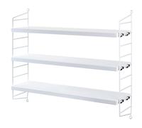 Praktischer Minimalismus: String Pocket Regal von String Furniture String Pocket ist mehr als nur ein guter Anfang - das Regal ist ein Komplettpaket aus zwei Paneelen und drei Regalböden . Die Auswahl zwischen einer Vielzahl von Farb- und Materialvarianten ermöglicht die perfekte Ergänzung von Innenräumen der unterschiedlichsten Stilrichtungen . Das Konzept lässt sich leicht um weitere Teile ergänzen, so dass das Regalsystem stetig mit Ihren Lebensumständen mitwächst und sie gern ein Leben lang begleitet. String Furniture - perfekte Balance Die perfekte Balance zwischen Funktionalität und Form ist das Ziel von String Furniture. Die Regalsysteme des Herstellers haben sich im Laufe der Jahre genau deshalb zu wahren Designikonen entwickelt und gelten als Beispiel für zeitloses skandinavisches Design der Moderne . 1949 schrieb der schwedische Verlag Bonniers ein Preisausschreiben aus, ein kostengünstiges, einfach zu versendendes und leicht zu montierendes Bücherregal zu entwickeln. Das Ehepaar Nils und Kajsa Strinning gewannen den Wettbewerb mit ihrem einfachen und minimalistischen Regalsystem, das sich unkompliziert an jeder Wand montieren lässt. Das war die Geburtsstunde des String-Regals . Das Design wurde in den folgenden Jahren weiter perfektioniert, um sicherzustellen, dass es nicht nur ästhetisch sondern auch funktional bleibt. Material und Format Das String Pocket besteht je nach Variante aus furnierten Spanplatten und/oder Metall. Die Oberfläche ist mit einem Klarlack behandelt. Und es ist in verschiedenen Farbvarianten erhältlich. Das Regal ist 60 cm breit, 15 cm tief und 50 cm hoch. Es ist für eine Last von bis zu 25 kg ausgelegt.