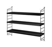 Praktischer Minimalismus: String Pocket Regal von String Furniture String Pocket ist mehr als nur ein guter Anfang - das Regal ist ein Komplettpaket aus zwei Paneelen und drei Regalböden . Die Auswahl zwischen einer Vielzahl von Farb- und Materialvarianten ermöglicht die perfekte Ergänzung von Innenräumen der unterschiedlichsten Stilrichtungen . Das Konzept lässt sich leicht um weitere Teile ergänzen, so dass das Regalsystem stetig mit Ihren Lebensumständen mitwächst und sie gern ein Leben lang begleitet. String Furniture - perfekte Balance Die perfekte Balance zwischen Funktionalität und Form ist das Ziel von String Furniture. Die Regalsysteme des Herstellers haben sich im Laufe der Jahre genau deshalb zu wahren Designikonen entwickelt und gelten als Beispiel für zeitloses skandinavisches Design der Moderne . 1949 schrieb der schwedische Verlag Bonniers ein Preisausschreiben aus, ein kostengünstiges, einfach zu versendendes und leicht zu montierendes Bücherregal zu entwickeln. Das Ehepaar Nils und Kajsa Strinning gewannen den Wettbewerb mit ihrem einfachen und minimalistischen Regalsystem, das sich unkompliziert an jeder Wand montieren lässt. Das war die Geburtsstunde des String-Regals . Das Design wurde in den folgenden Jahren weiter perfektioniert, um sicherzustellen, dass es nicht nur ästhetisch sondern auch funktional bleibt. Material und Format Das String Pocket besteht je nach Variante aus furnierten Spanplatten und/oder Metall. Die Oberfläche ist mit einem Klarlack behandelt. Und es ist in verschiedenen Farbvarianten erhältlich. Das Regal ist 60 cm breit, 15 cm tief und 50 cm hoch. Es ist für eine Last von bis zu 25 kg ausgelegt.