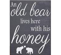 Style Funny Old Bear Lives Here with His Honey Indoor & Outdoor Bar Coffee Kitchen Home Gift Family Yard Garden Celebration Farm Courtyard Posters Vintage Metal Tin Sign Wall Decor 8x12 Inch