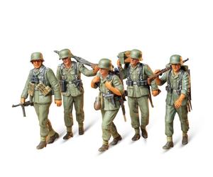 Tamiya 300035184 1:35 WWII Figurine Set, Machine Gun Troop in Manoeu (US IMPORT)
