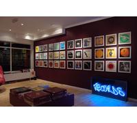 Musikgeschmack kann man nicht kaufen - aber die passende Präsentationsfläche dafür! Hier können Sie den Art Vinyl Schallplattenhalter von Klein & More im 3er-Set online bestellen . Musikalischer Wandschmuck Für Musikfans ein echtes Muss: Mit dem Art Vinyl Schallplattenhalter von Klein & More im praktischen 3er-Set verschönern Sie nicht nur Ihre Wände, sondern zollen Ihren Lieblingsmusikern und -bands den nötigen Tribut. Das 3er-Set können Sie einfach in Reih und Glied oder versetzt aufhängen - ganz wie Sie möchten. Natürlich können Sie immer wieder Abwechslung ins Spiel bringen, wenn Sie mehr als drei Lieblingsplatten besitzen und diese immer wieder austauschen. Wie einfach das funktioniert, verraten wir Ihnen im Folgenden. Play & Display Klein & More verwendet für seine Art Vinyl Rahmen einen ausgeklügelten Öffnungsmechanismus. Bereits durch eine leichte Berührung am Rahmen öffnet sich das Fach und schon können Sie Ihre Schallplatten austauschen. Vor einem Verbleichen Ihrer Lieblingscover müssen Sie keine Angst haben, denn das verwendete Plexiglas schützt vor schädlicher UV-Strahlung. Hier im Onlineshop können Sie das 3er-Set Schallplattenhalter von Klein & More in Schwarz oder Weiß bestellen . Ein Schallplattenrahmen reicht Ihnen vorerst? Wie gut, dass wir Art Vinyl auch einzeln verkaufen. Diese Ausführung haben wir unterhalb der Artikelbeschreibung für Sie verknüpft. Hinweis: Dieser Artikel ist ein Einzelstück. Als Einzelstücke verkaufen wir ungebrauchte und neuwertige Artikel, die KEINE Beschädigungen aufweisen. Das können zum Beispiel Auslaufmodelle, Restposten oder Retourenartikel sein. Da die Artikel zudem oft nur in begrenzter Stückzahl vorhanden sind, sind sie für den Zwischenverkauf vorbehalten. Einzelstücke sind wie alle Designerschnäppchen vom Umtausch ausgeschlossen.