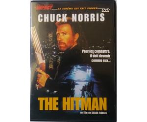 THE HITMAN - CHUCK NORRIS dans le rôle d'un homme mort et oublié qui n'aurait jamais dû réapparaître.