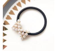 Tie the hair with a rubber band head rope and a rubber band head flower